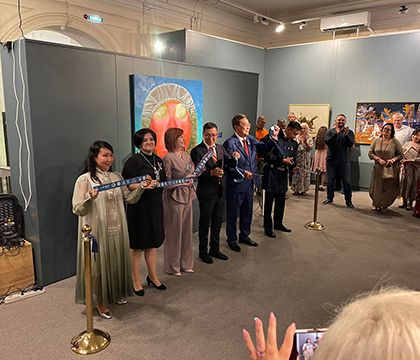 В Приморской государственной картинной галерее открылась выставка «В ауре космоса. Современное изобразительное искусство Якутии».