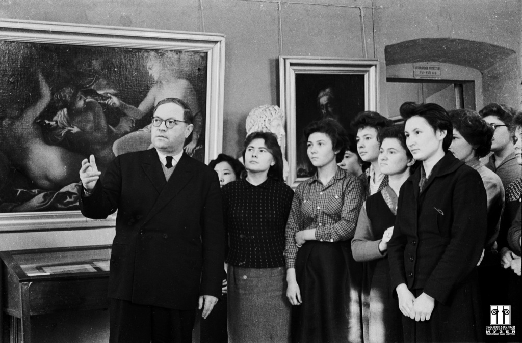 Директор музея Лев Михайлович Габышев рассказывает о коллекции отца. 1962 (1).jpg