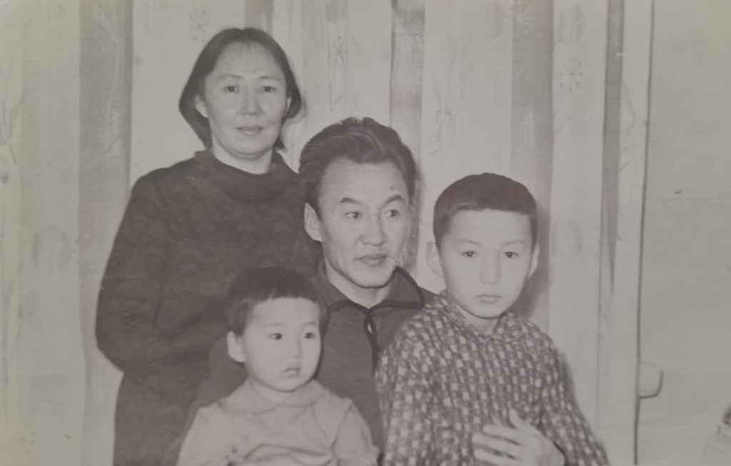 Семья Осиповых (мать слева сверху Октябрина Дьяконова, отец Афанасий Осипов, внизу слева дочь Оля, справа Борис).jpeg