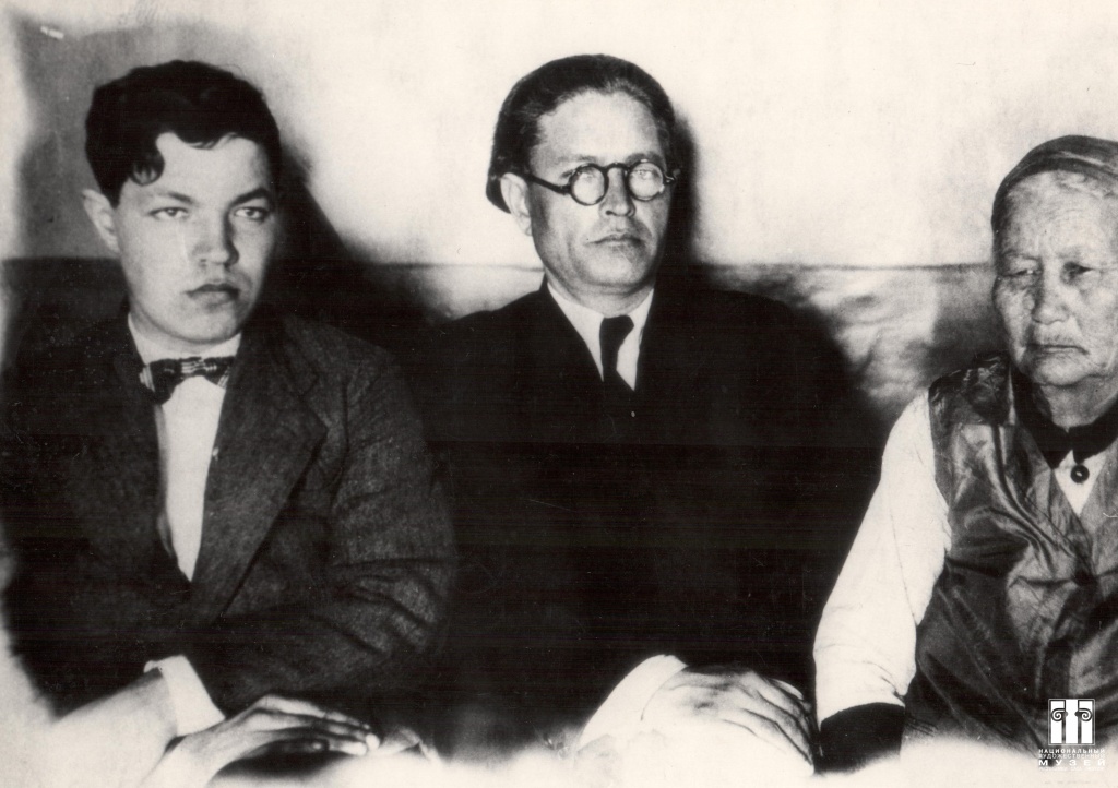 2. Лев с отцом и бабушкой. Москва. 1948.jpg