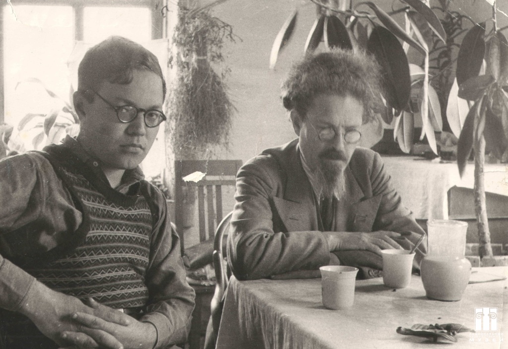 4. Лев в студенческие годы с отцом. Москва. 1946.jpg